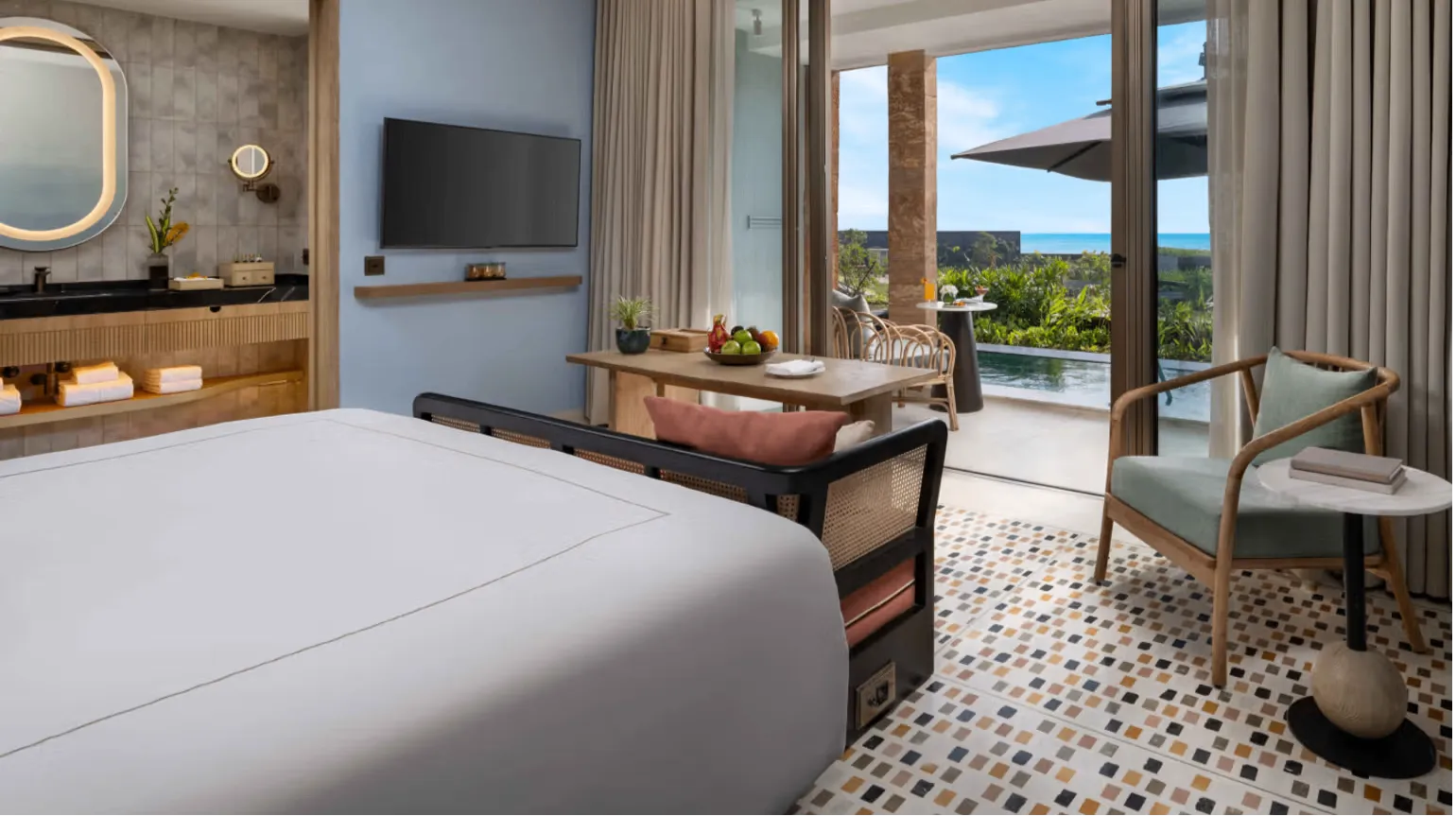 Grand Luxury Room King Bed with Plunge Pool